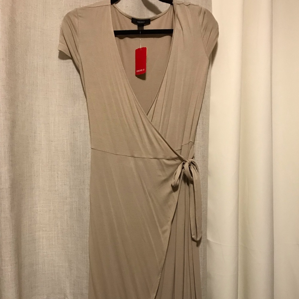 Forever 21 | Beige Wrap Dress 👗